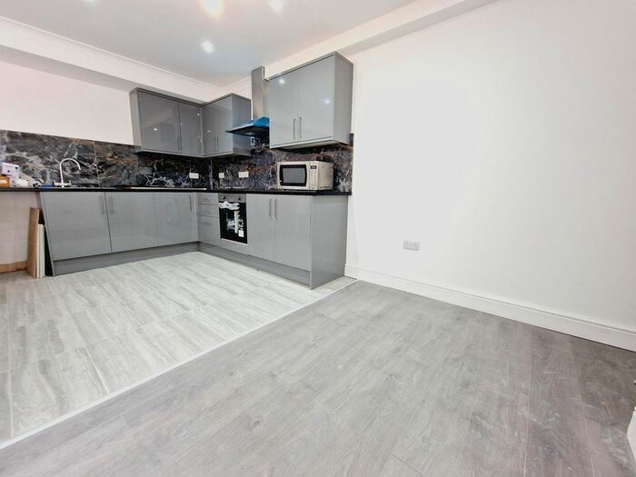 2 Bedroom Flat To Rent In High Road, London, N15