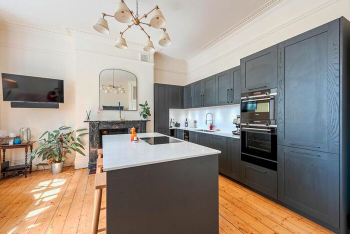 3 Bedroom Flat To Rent In Manor Gardens, Larkhall Rise, London, SW4