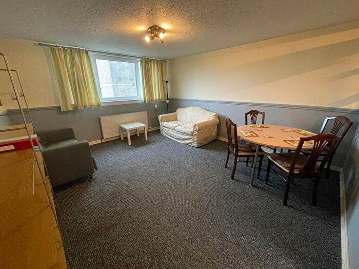 3 Bedroom Flat To Rent In Calder View, Edinburgh, Midlothian, EH11