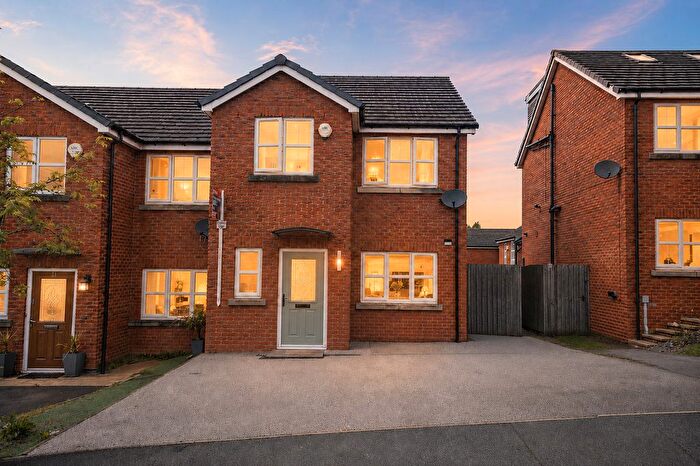 3 Bedroom Semi-Detached House For Sale In Kings Road, Oldham, OL2