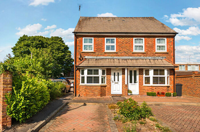 2 Bedroom Semi-Detached House For Sale In Staines Square, Dunstable, Bedfordshire, LU6