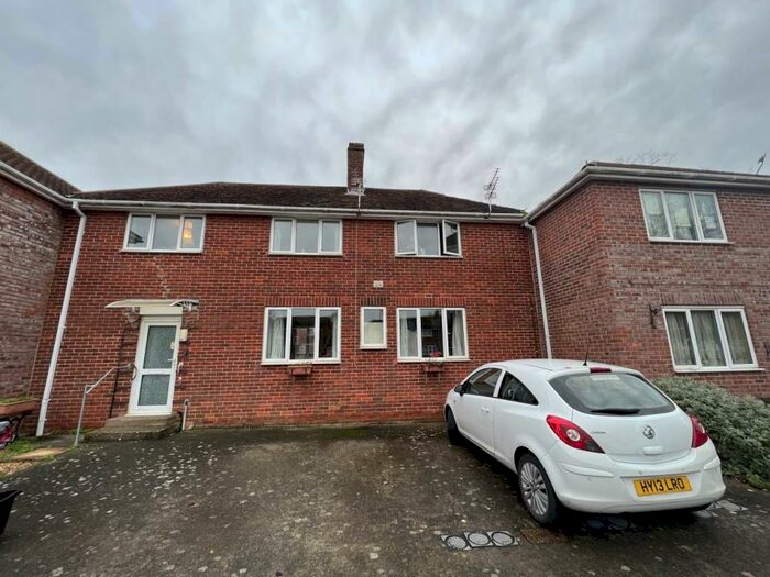 1 Bedroom Flat To Rent In Arras Close, Trowbridge, Wiltshire, BA14