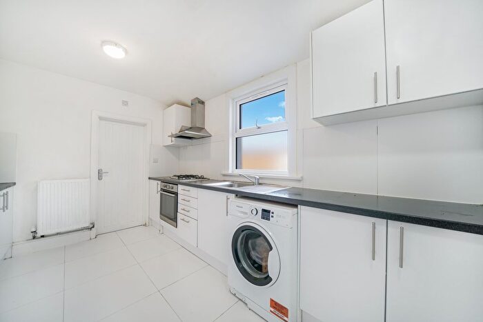 3 Bedroom Flat To Rent In London Road, London, SW16