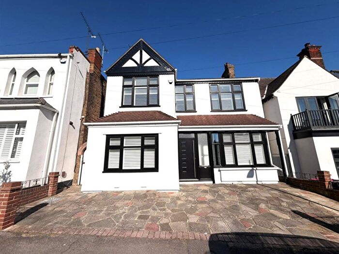 4 Bedroom Detached House For Sale In Cliff Road, Leigh-On-Sea, SS9