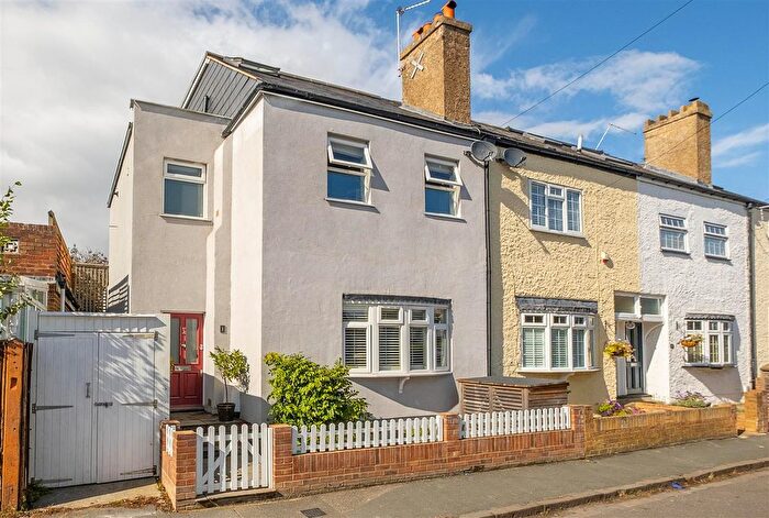 4 Bedroom End Of Terrace House For Sale In Queens Road, Thames Ditton, KT7