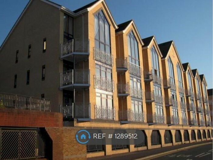 2 Bedroom Flat To Rent In Valetta Way, Rochester, Kent ME1