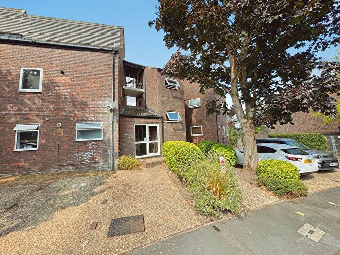 2 Bedroom Flat For Sale In Northcott, Bracknell, Berkshire, RG12