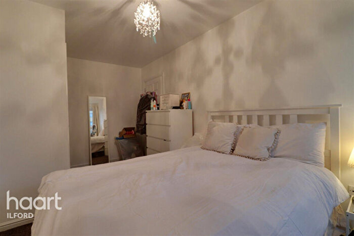 2 Bedroom Flat To Rent In Royal Crescent, Ilford, IG2