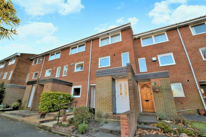 2 Bedroom Flat To Rent In Tidenham Gardens, Croydon, CR0