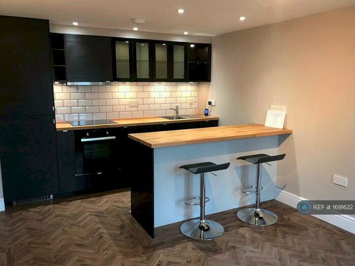 2 Bedroom Flat To Rent In High Street, Yeovil, BA20