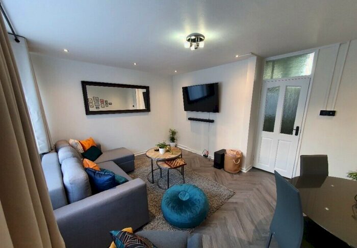 3 Bedroom Flat To Rent In Mursell Estate, London, SW8