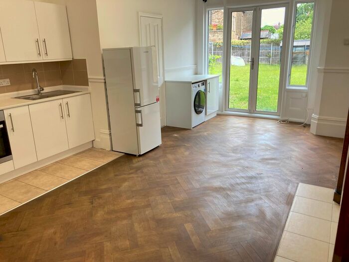 Studio To Rent In Very Near Uxbridge Road Area, Ealing Common, W3