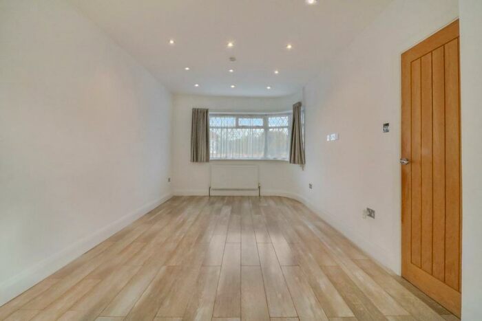 5 Bedroom Bungalow To Rent In Woodcock Hill, Harrow, HA3