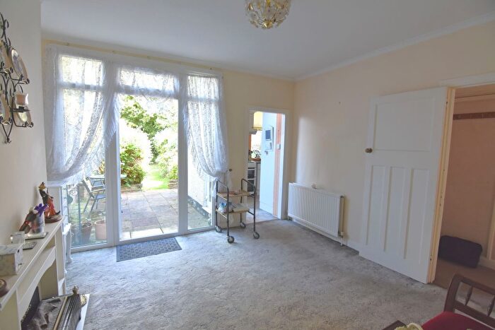 3 Bedroom Semi-Detached House For Sale In Wandleside, Wallington, SM6
