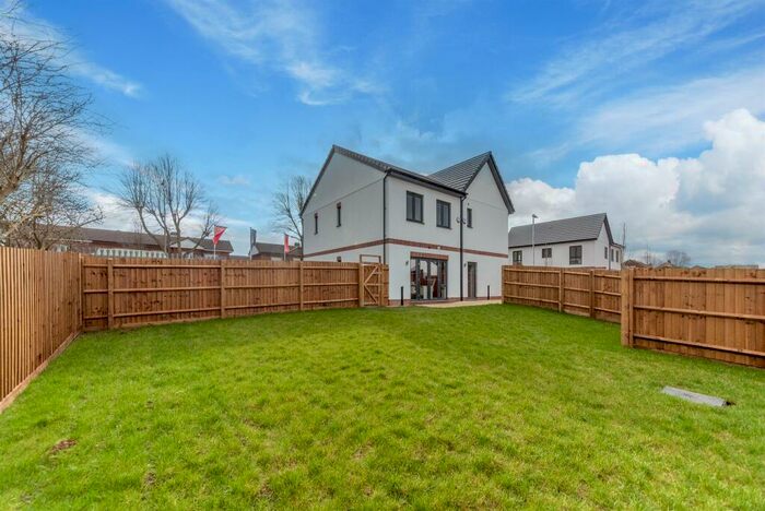 3 Bedroom Semi-Detached House For Sale In Whinbush Drive, Grantham, NG31