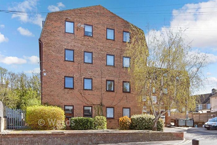2 Bedroom Flat For Sale In Richmond Road, Gillingham, Kent, ME7