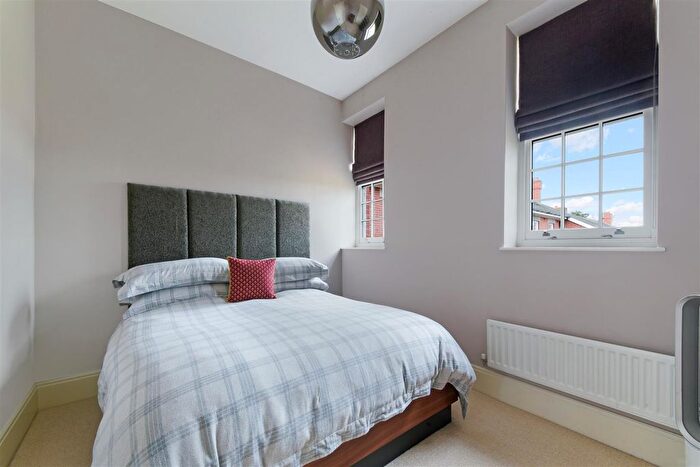 2 Bedroom Flat For Sale In Glanville Way, Epsom, KT19