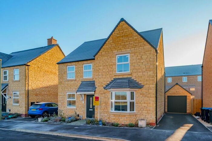 4 Bedroom Detached House To Rent In Heron Drive, Witney, OX28