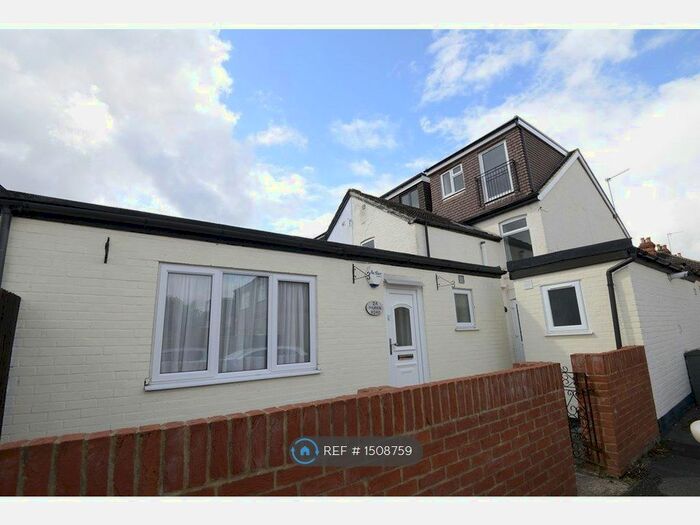 4 Bedroom Semi-Detached House To Rent In Murrin Road, Maidenhead, SL6
