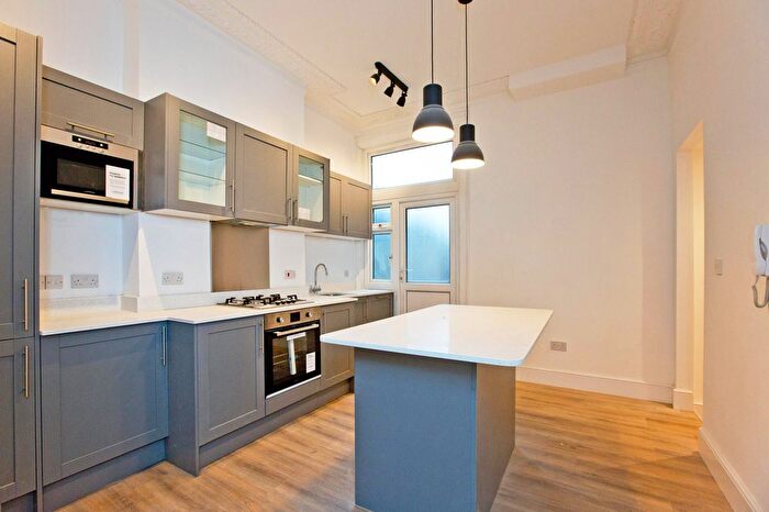 3 Bedroom Flat To Rent In Green Lanes, London, N8