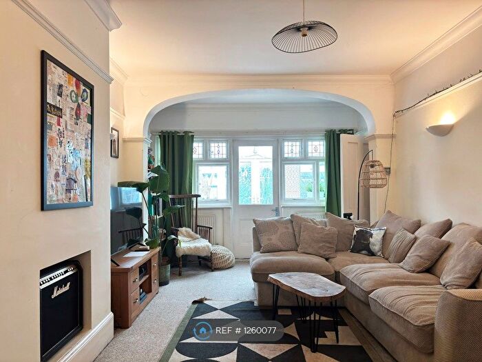 2 Bedroom Flat To Rent In Bigwood Avenue, Hove, BN3