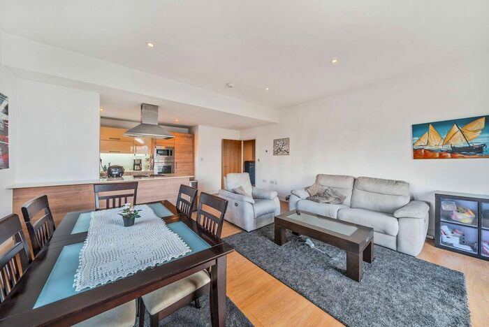 2 Bedroom Flat To Rent In Cornell Square, Nine Elms, London, SW8