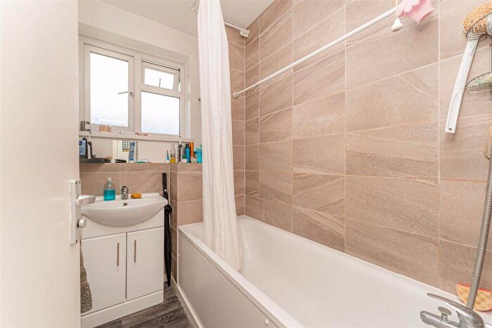 3 Bedroom Flat For Sale In Bouvier Road, Enfield, EN3