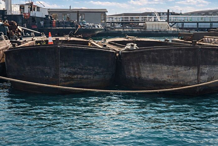 1 Bedroom Houseboat For Sale In Vicarage Lane, Port Werburgh, Rochester, ME3