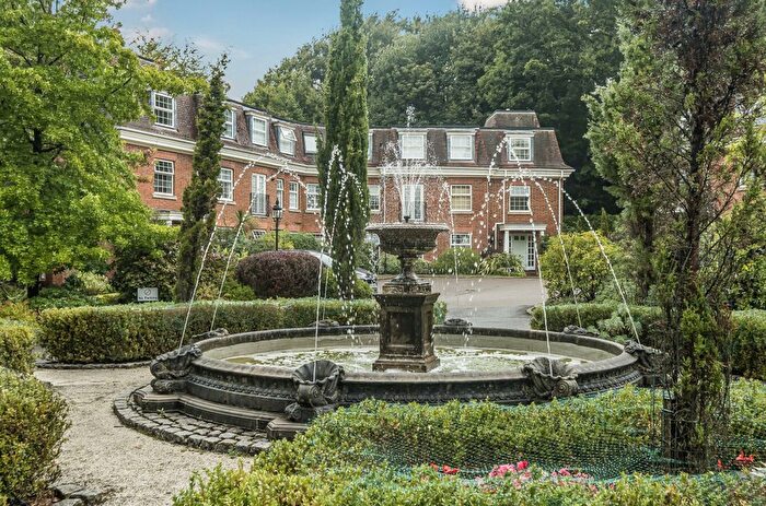 2 Bedroom Flat For Sale In Hindhead Road, Haslemere, Surrey, GU27