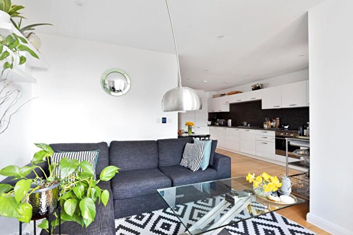 2 Bedroom Flat For Sale In High Road, North Finchley, London, N12