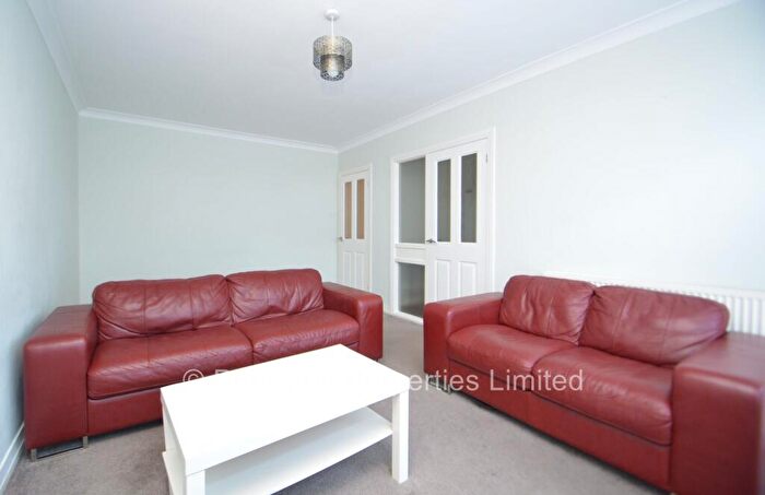 2 Bedroom Flat To Rent In Foxhill Court, Weetwood, Leeds, LS16