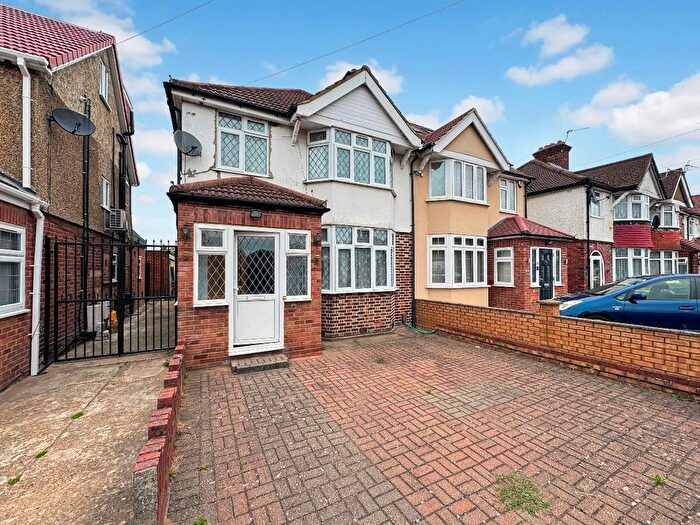 4 Bedroom Semi-Detached House To Rent In The Vale, Heston, TW5