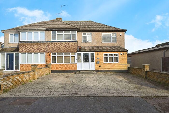 4 Bedroom Semi Detached House For Sale In Whittingstall Road, Hoddesdon, EN11