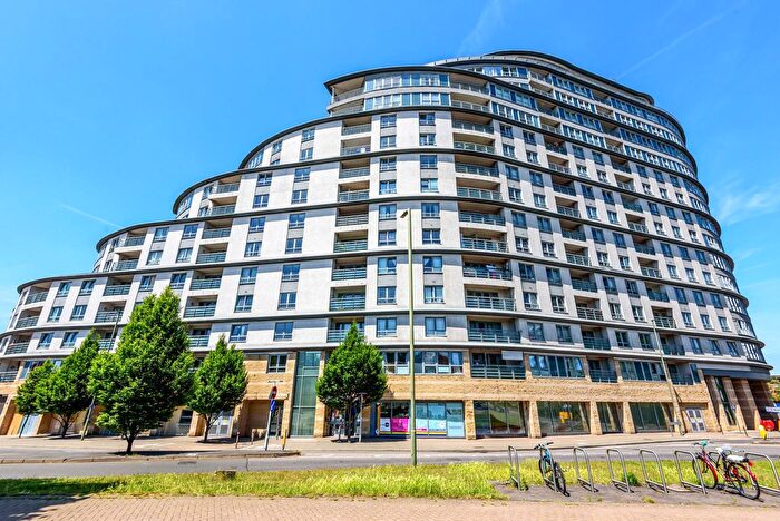 1 Bedroom Flat For Sale In Station Approach, Woking, Surrey, GU22