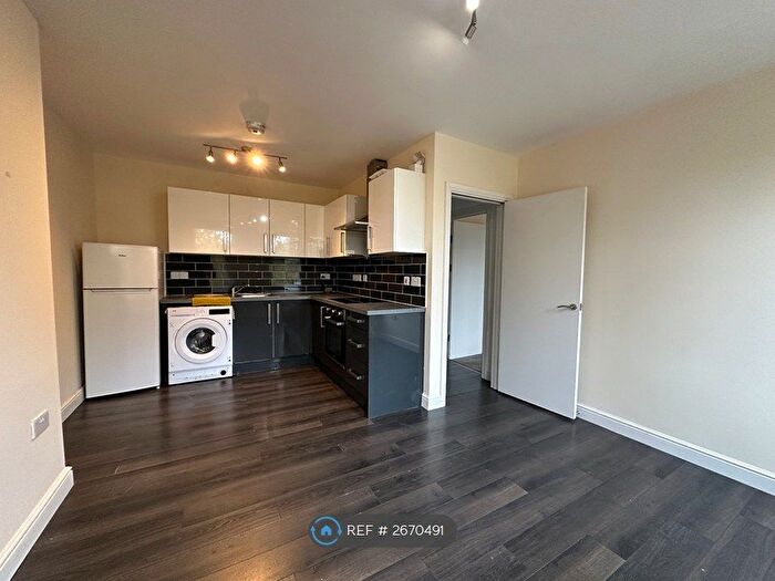 4 Bedroom Flat To Rent In London Road, London, SW16