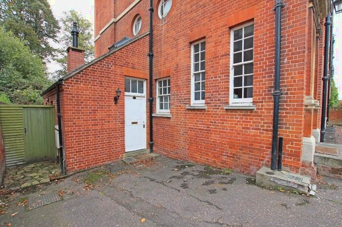 2 Bedroom Flat To Rent In The Avenue, Newmarket, CB8