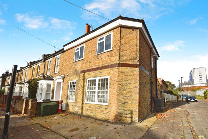 3 Bedroom Maisonette To Rent In Hamilton Road, Brentford, TW8
