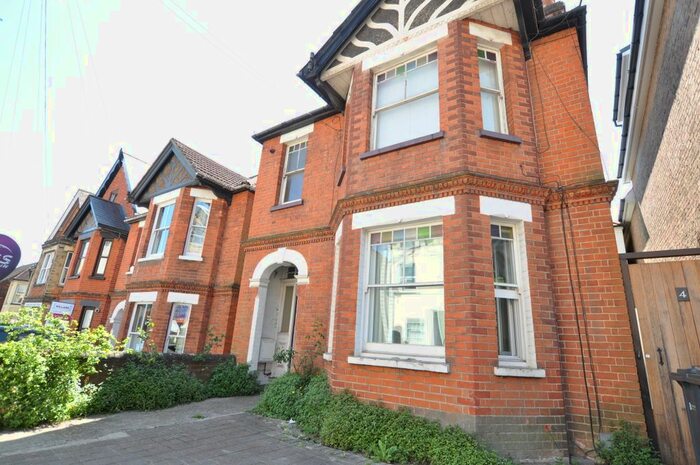 2 Bedroom Flat To Rent In Farnham Road, Guildford, Surrey, GU2
