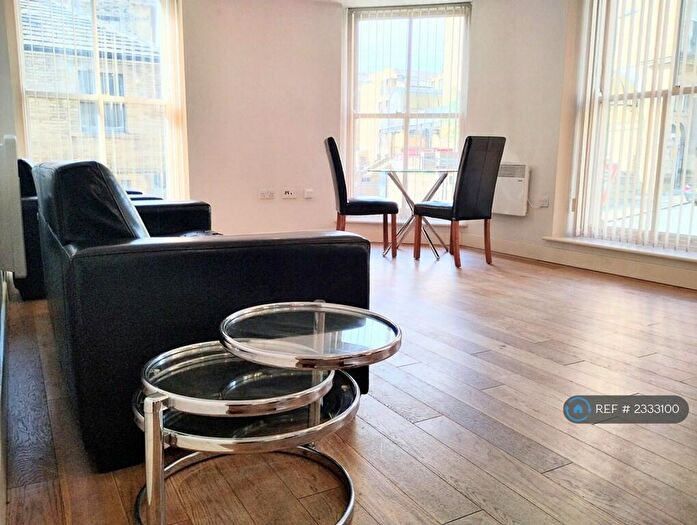 2 Bedroom Flat To Rent In Hanover House, Bradford, BD1