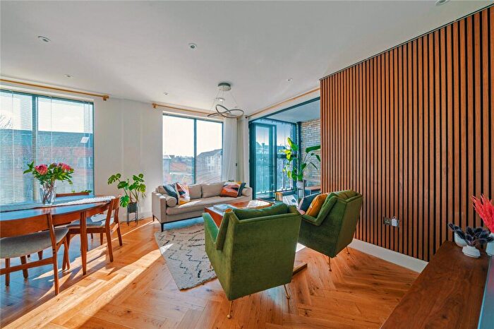 2 Bedroom Flat For Sale In Fairbridge Road, Archway, London, N19