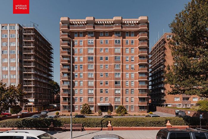 2 Bedroom Flat For Sale In Grand Avenue, Hove, BN3