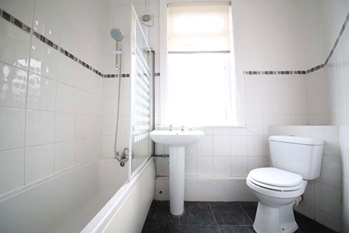 2 Bedroom Flat To Rent In Methley Drive, Chapel Allerton, LS7
