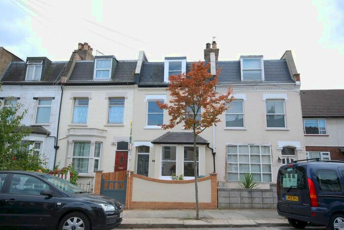 4 Bedroom Property To Rent In Holly Park Road, Friern Barnet, London, N11