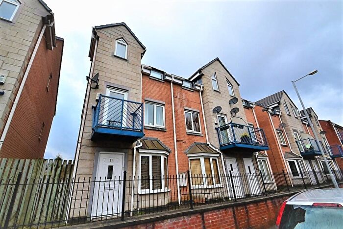 4 Bedroom Town House To Rent In Dearden Street, Hulme, Manchester., M15