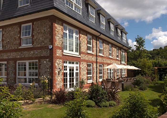 2 Bedroom Apartment For Sale In The Cloisters, High Street, Great Missenden, HP16