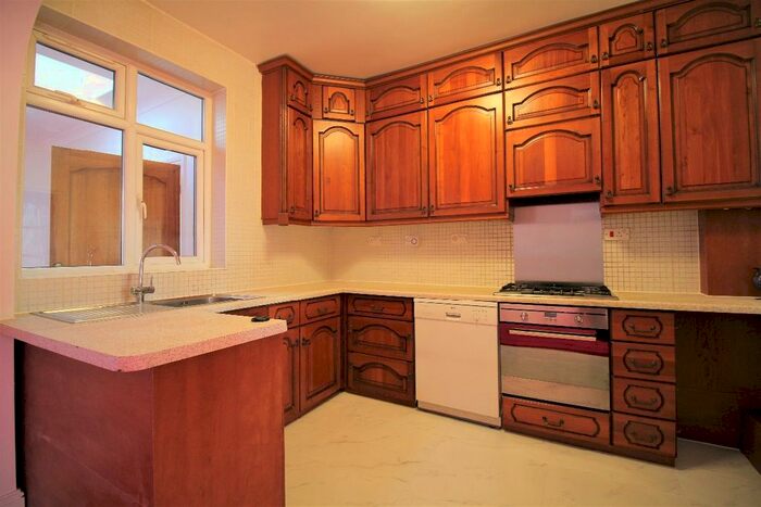 3 Bedroom Semi-Detached House To Rent In Cornwall Avenue, London, N3