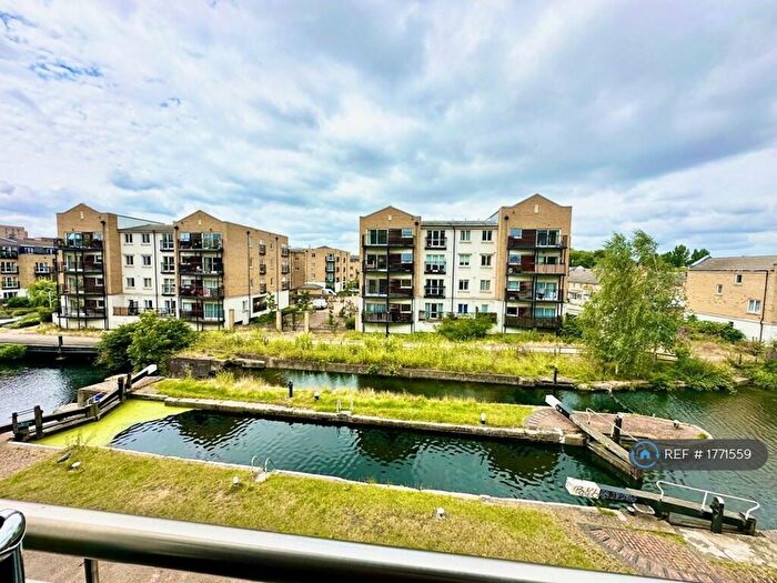 3 Bedroom Flat To Rent In Copperfield Road, London, E3