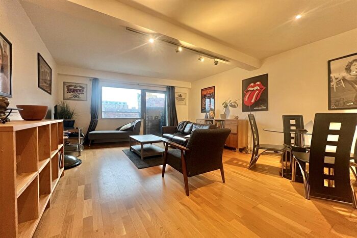 2 Bedroom Flat To Rent In Oldham Road, Manchester, M4