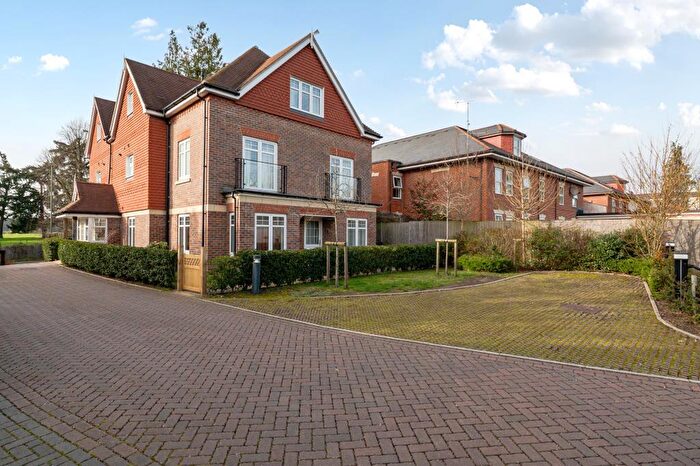 1 Bedroom Flat For Sale In Bagshot, Surrey, GU19