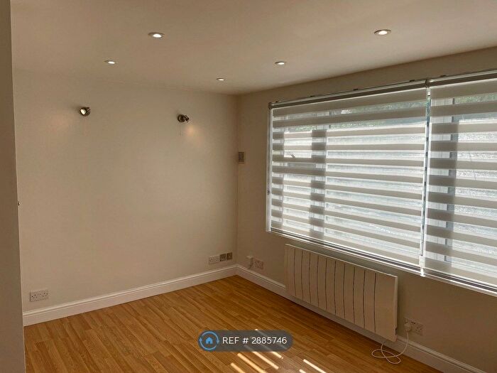 1 Bedroom Studio To Rent In Kneller Road, Twickenham, TW2